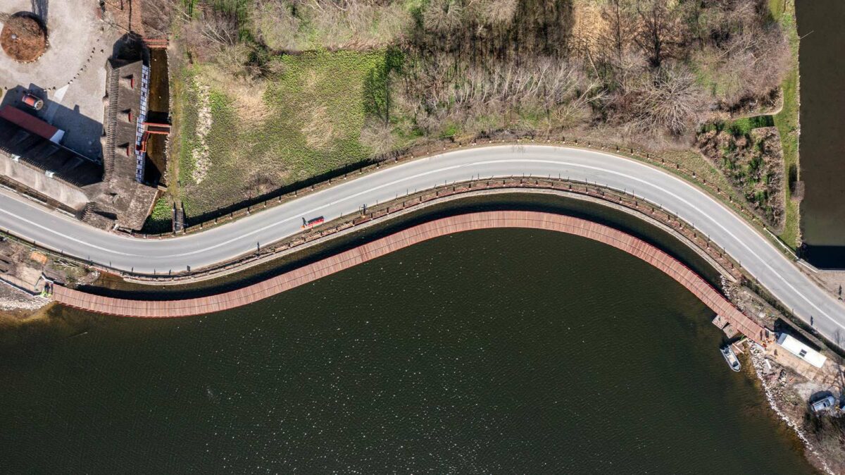 dronefoto højt oppe fra inden cykelstibroen er helt færdig.