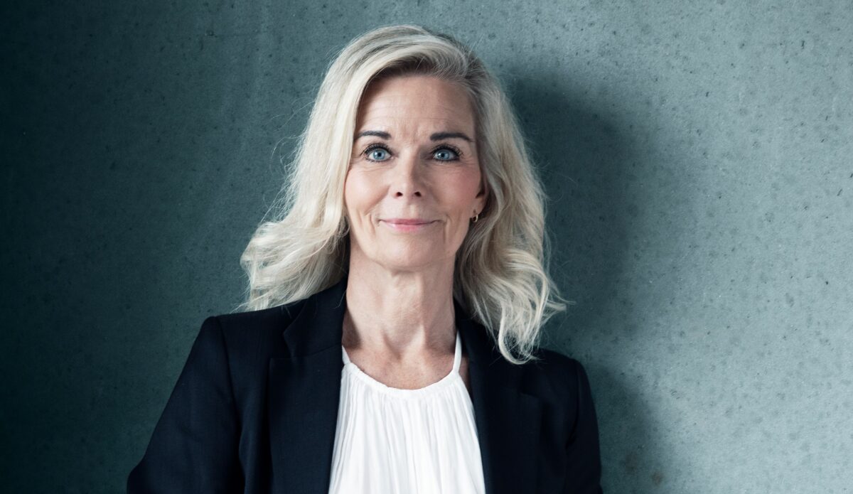 Velkomn udlejningschef Janne Schmidt - lyst hår, sort jakke, hvid bluse