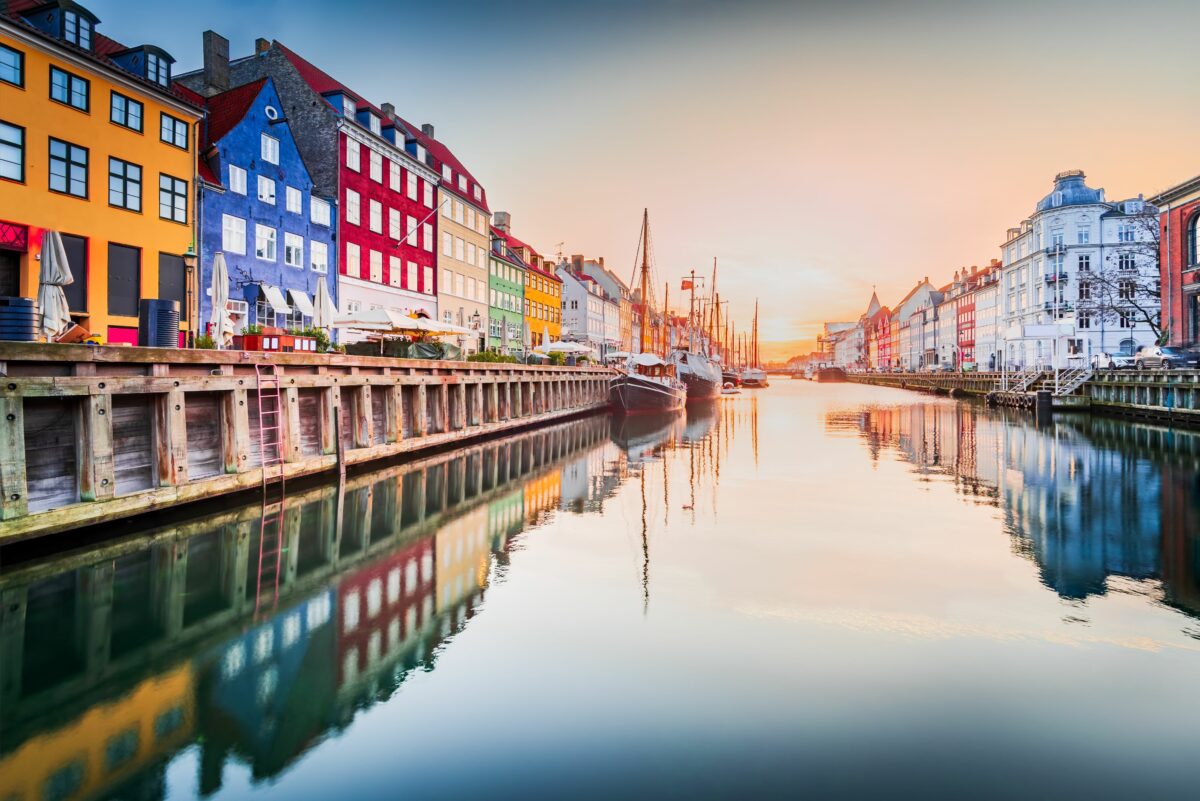 Kanalen i Nyhavn bed bygninger på begge sider.