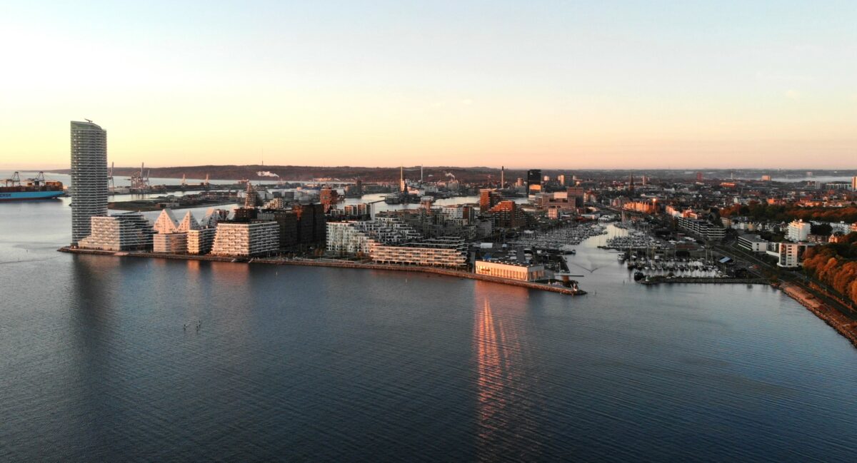 Luftfoto af Aarhus Ø og genspejlingen herfra i vandet.