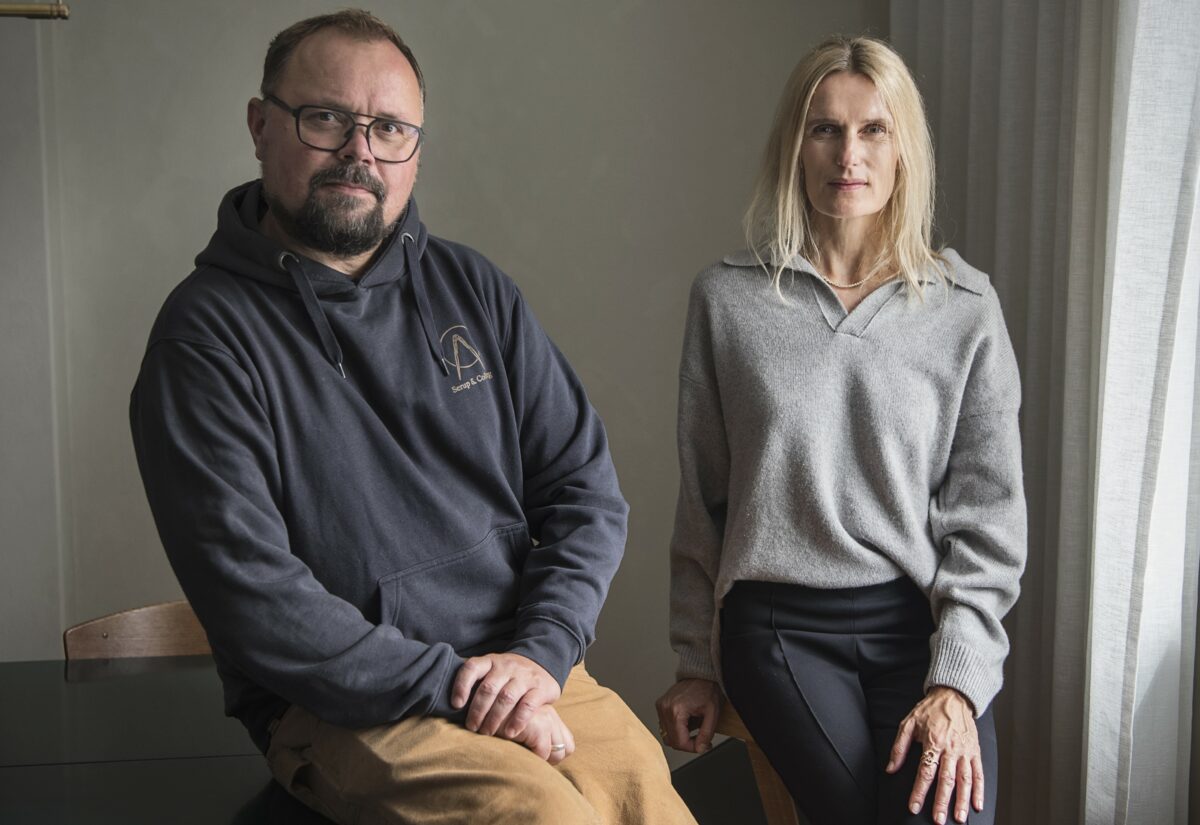 Martin Colberg sidder på et bord, og ved hans side sidder Cecilie Ingdal på en stol.