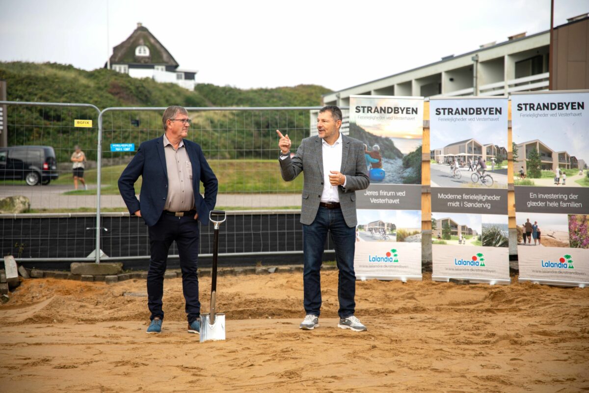 Hans Østergaard og Jan Harrit står på en afspærret byggeplads.