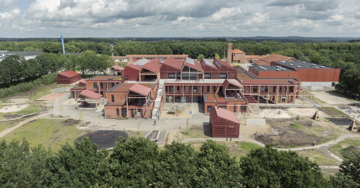 Luftfoto af skolen inkl. udearealer, hvor der er masser af muligheder for bevægelse - boldbur, balancebane, stiforløb mv.