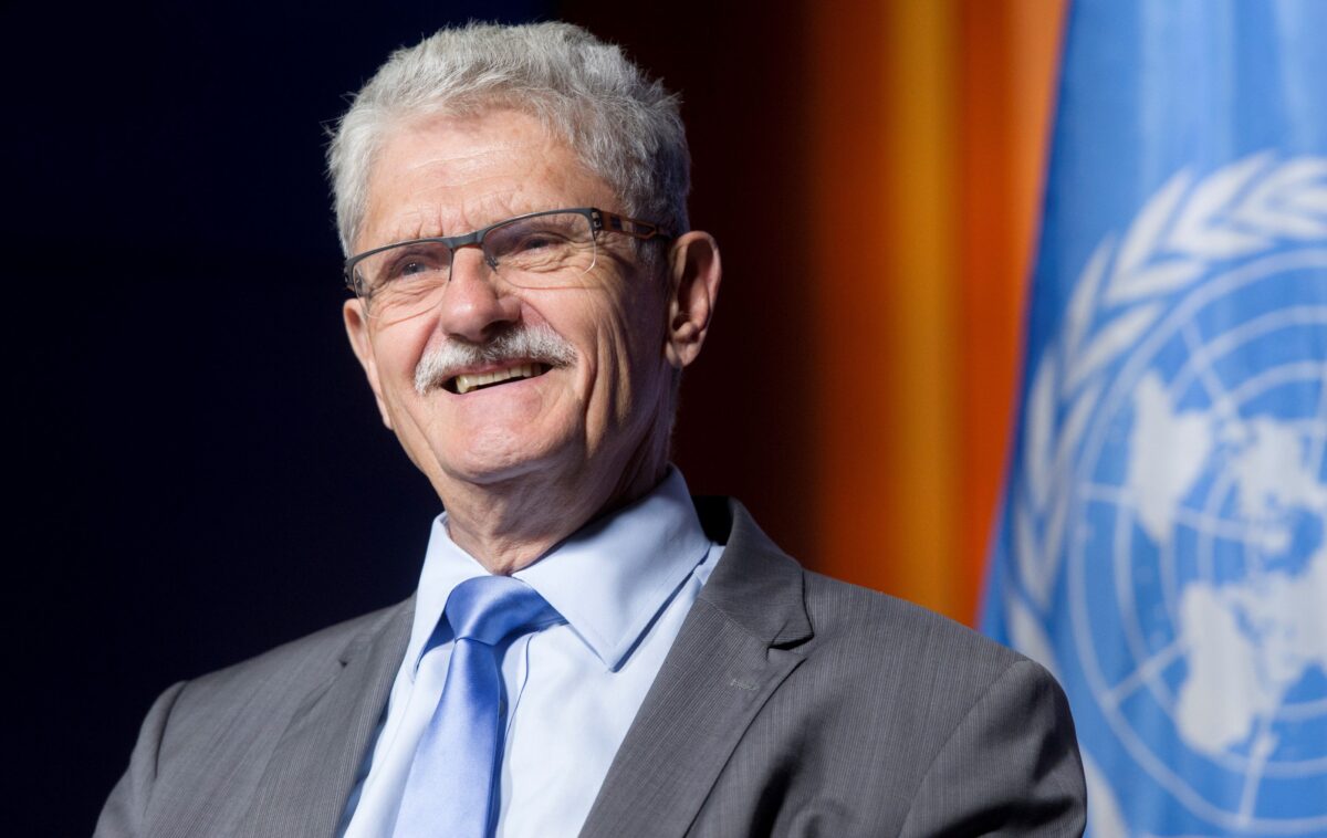 Mogens Lykketoft på en scene foran FN-flag