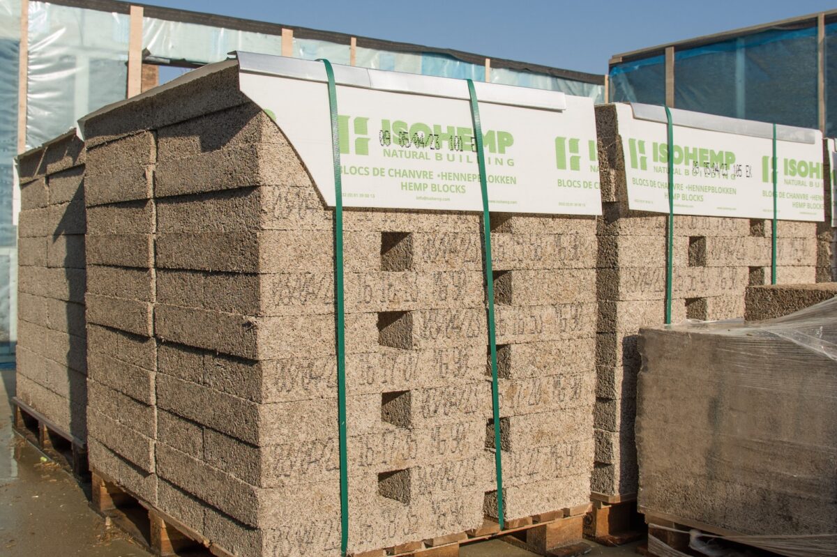 Hempcrete stablet under en hvid presenning